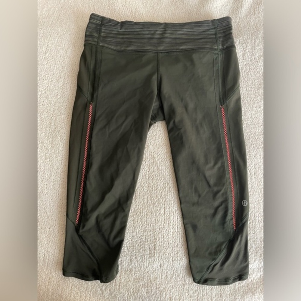 Lululemon Vent It Out Cropped Cyber Stripe‎ Leggings in Green